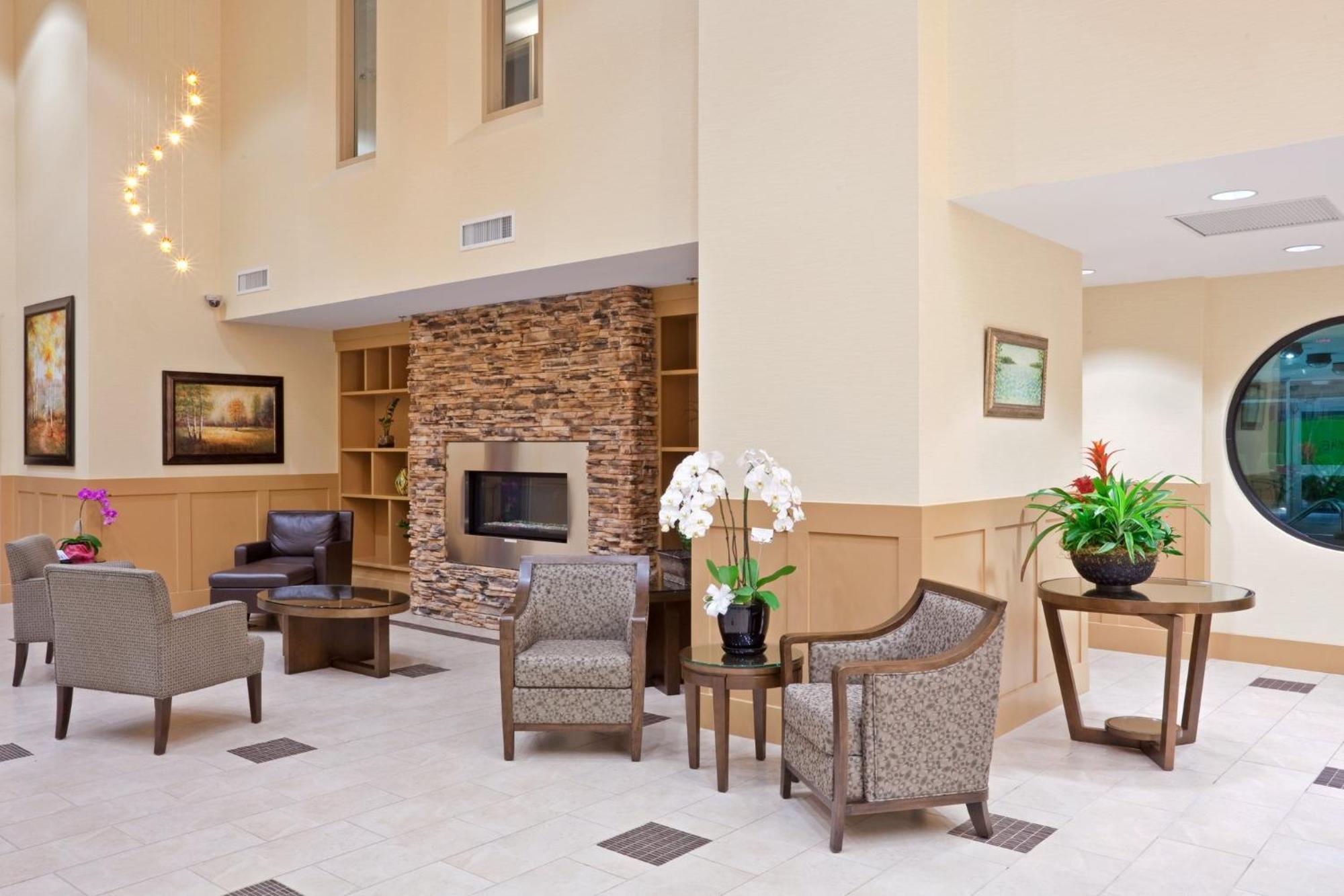 Holiday Inn Hotel & Suites Surrey East - Cloverdale By Ihg Экстерьер фото